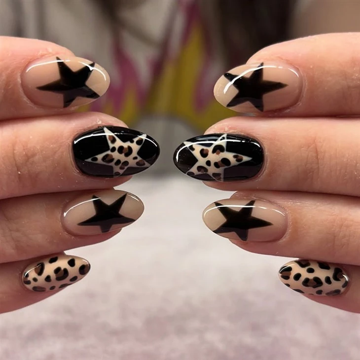 Stampa con stampa animalier a motivo misto sulle unghie