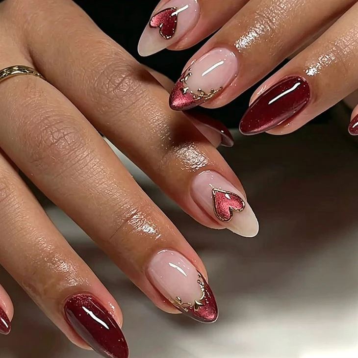 Stampa dorata francese con glitter rosso sulle unghie